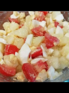 Una foto de Ensalada de papa, tomate y huevo