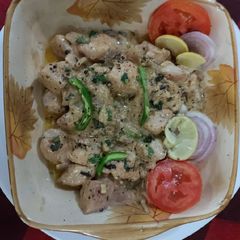 A picture of Garlic lemon paper chicken.