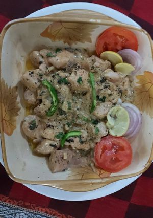 A picture of Garlic lemon paper chicken.
