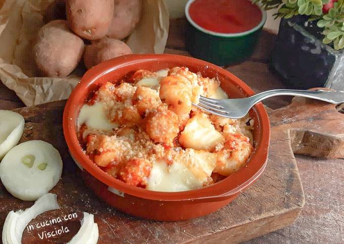 Ricetta Gnocchi Di Patate Filanti Al Tegamino Con Scamorza Affumicata Di Visciola Versilia Cookpad 