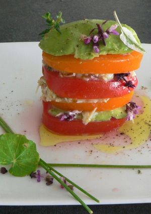 Une photo de Avocat, tomates et crabe en mille feuilles