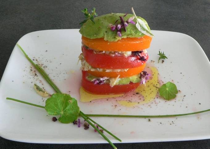 Avocat, tomates et crabe en mille feuilles