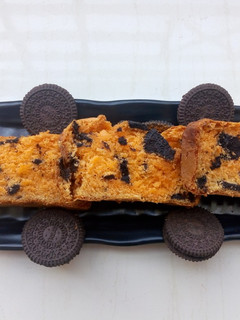 A picture of Orange Oreo Cake.