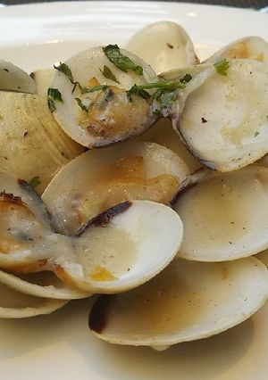 Una foto de Almejas en salsa marinera
