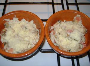 Una foto de Cazuelas individuales de almejas, cholgas, etc gratinadas con salsa blanca