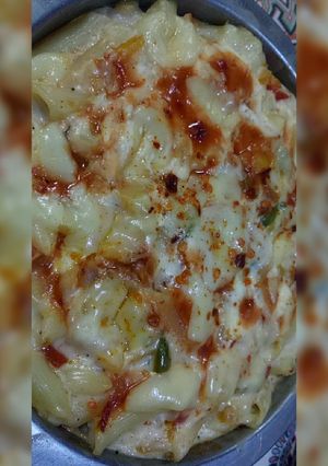 A picture of Cheesy white sauce pasta.