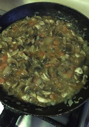 Una foto de Salsa tomates con champiñones!