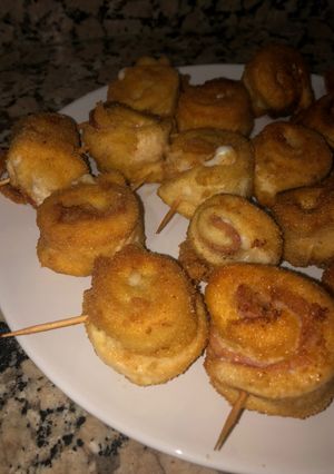 Una foto de Rollitos de pollo, bacon y queso