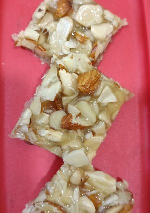 ડ્રાયફૂટ ચીકી (Dryfruits Chikki Recipe in Gujarati) રેસીપી મુખ્ય ફોટો