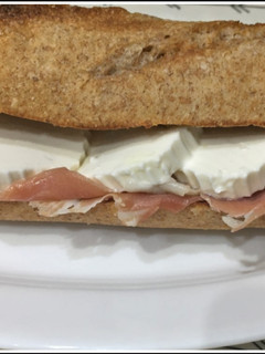 Una foto de Bocadillo integral con serrano y queso fresco