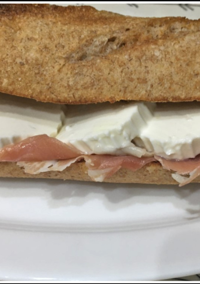 Una foto de Bocadillo integral con serrano y queso fresco