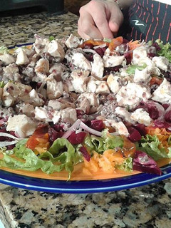 Una foto de Ensalada de pollo con remolacha