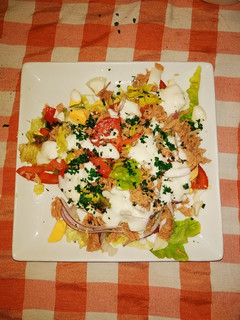 Una foto de Ensalada Atún, Palta y salsa