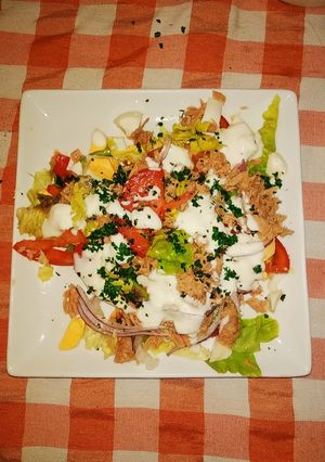 Una foto de Ensalada Atún, Palta y salsa