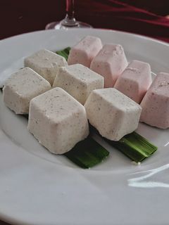Hình của món Bánh phục linh.