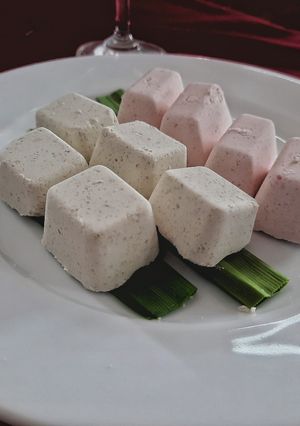 Hình của món Bánh phục linh.