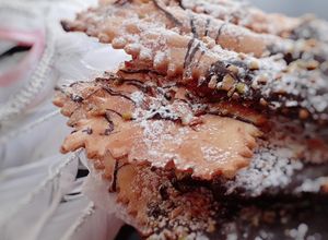 Foto di Frappe al forno cioccolato e pistacchi