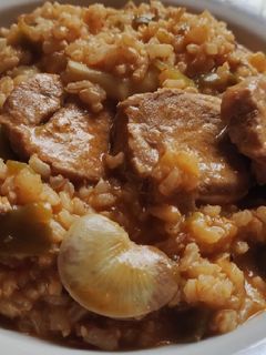Una foto de Arroz con solomillo de cerdo y verdura🥩🫑🍲