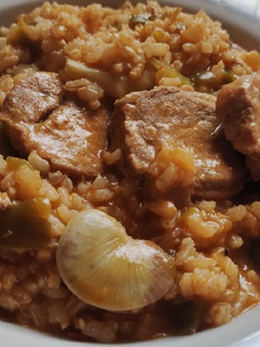 Una foto de Arroz con solomillo de cerdo y verdura🥩🫑🍲