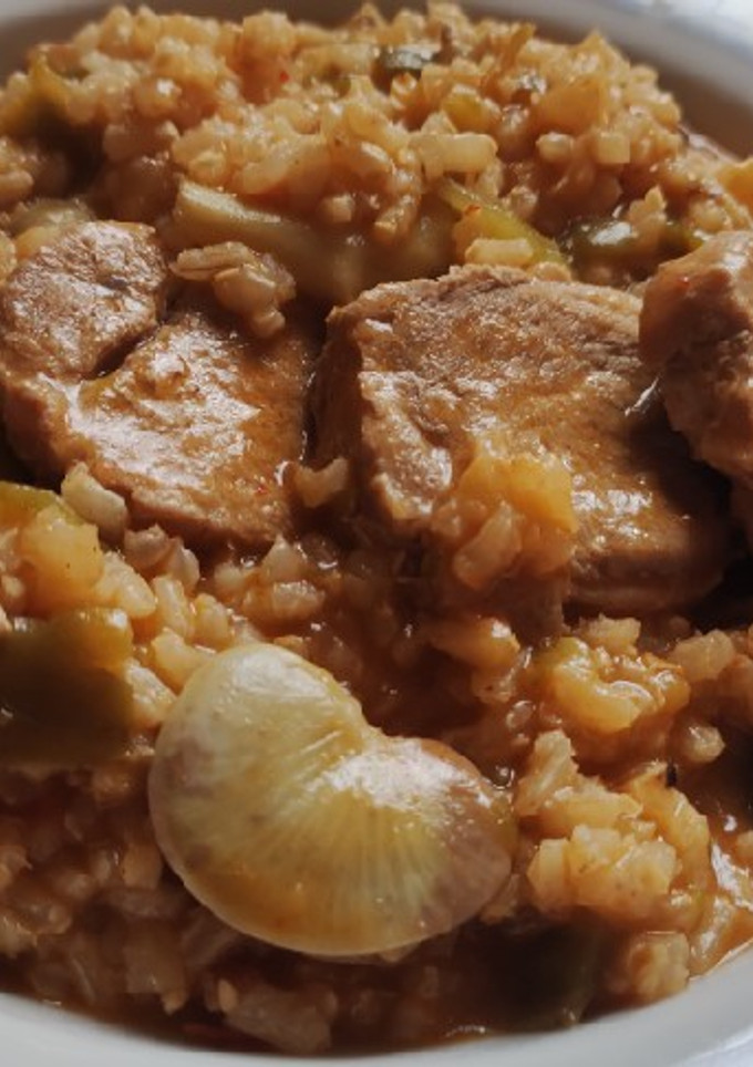 Una foto de Arroz con solomillo de cerdo y verdura🥩🫑🍲