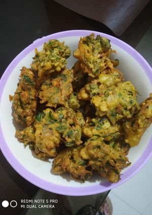 A picture of Drum stick leaves pakoda.