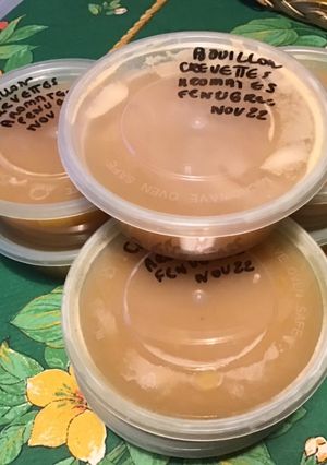 Une photo de Bouillon de crevettes au thym, laurier et fenugrec