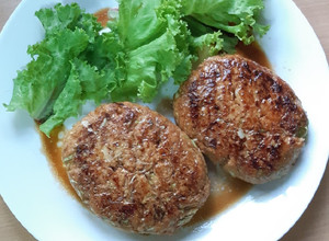 รูปของ ไก่บดเต้าหู้กะหล่ำปลีแฮมเบิร์ก