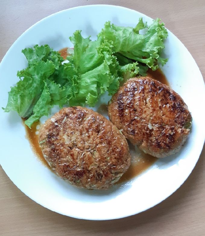 รูปของ ไก่บดเต้าหู้กะหล่ำปลีแฮมเบิร์ก