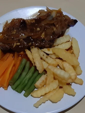 Langkah Mudah untuk Menyiapkan Resep Beef steak with blackpepper sauce yang Bikin Ngiler Anti Ribet, Mantap