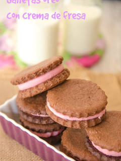 Una foto de Galletas oreo rellenas de fresa