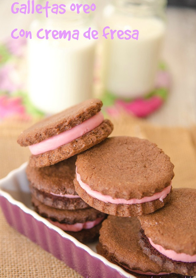 Una foto de Galletas oreo rellenas de fresa