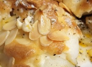 Foto principal de Bacalao al Horno con Alioli Gratinado Almendrado y Patatas Provenzales