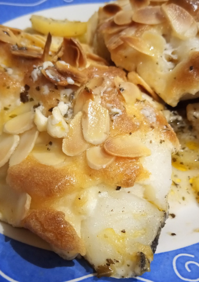 Una foto de Bacalao al Horno con Alioli Gratinado Almendrado y Patatas Provenzales