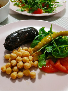 Una foto de Morcilla con garbanzos y ensalada de rúcula