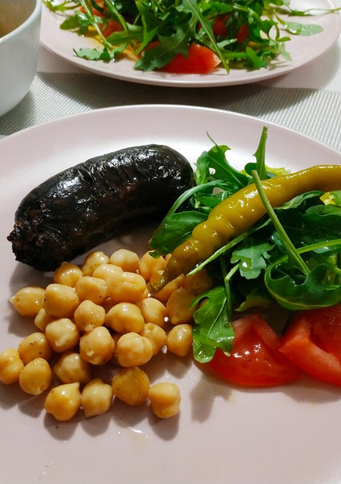 Una foto de Morcilla con garbanzos y ensalada de rúcula