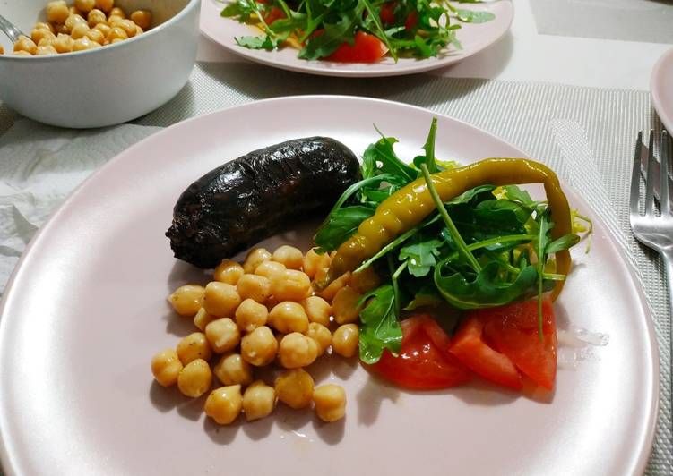 Morcilla con garbanzos y ensalada de rúcula
