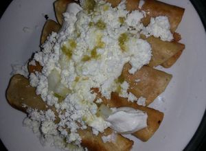 Una foto de Flautas de papa y chorizo