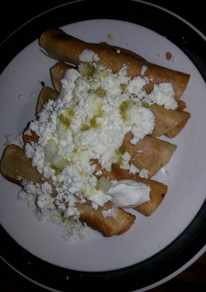 Una foto de Flautas de papa y chorizo