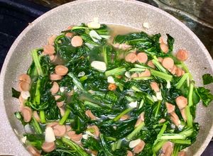 Foto resep Tumis Sawi Hijau dan Sosis 🥬🌭