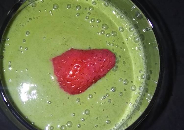 Steps to Prepare Homemade Spinach and Strawberries smoothie