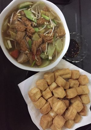 Hình của món Have A Nice Weekend Canh chua chả cá và tàu hủ chiên.