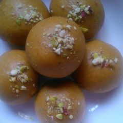 A picture of Besan ke ladoo.