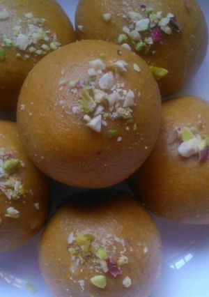 A picture of Besan ke ladoo.