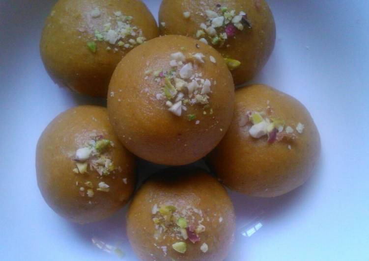 Besan ke ladoo