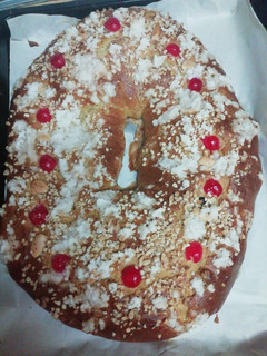 Una foto de Roscón de reyes con masa madre y pasas