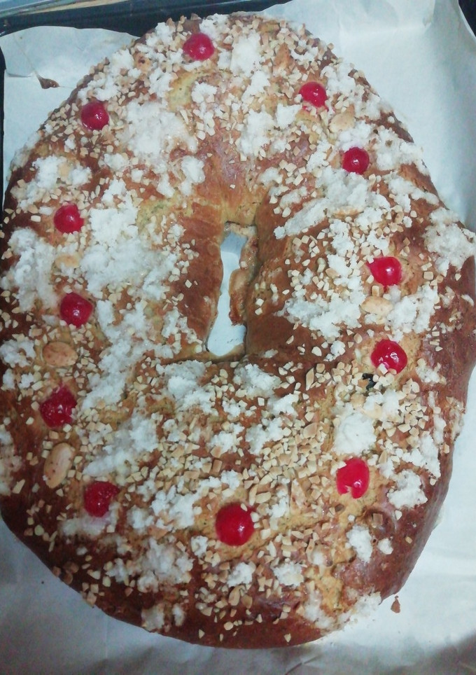 Una foto de Roscón de reyes con masa madre y pasas