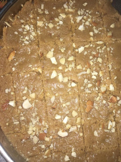 खोवा बर्फी (khova barfi recipe in Hindi) रेसिपी मुख्य फोटो