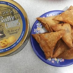A picture of Chicken samosa.