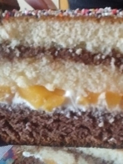 Una foto de Bizcochuelo esponjoso de naranja y chocolate 😋