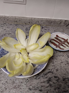 Una foto de Endivias con salsa roquefort y anchoas